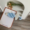 Nahaufnahme einer blauen Schirm-Haarklammer aus Acetat mit Glitzer und Wellenkante - Blau Regenschirm Stil