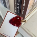 Detail van rode marmeren hart haarclip met strass steentje op gouden eendenbek basis - Rood Hart Marmeren Textuur / Rood