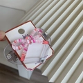 Makro-Detail einer herzförmigen Haarklammer mit rosa Schleife und glitzernden Strasssteinen - Rot Weiß