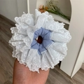 Elegante blauw-witte dubbellaagse kanten scrunchie met geborduurde bloemen - Blauw