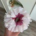 Roze stoffen scrunchie met witte kanten rand en bloemenpatroon voor dames - Dieproze