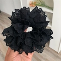 Elegante zwarte kant haarelastiekje met gelaagd gaas en golvende rand details - Zwart