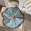 Hellblaues Oversize-Haargummi mit Sonnenmuster und braunem Strickrand, 26cm Durchmesser - Blau