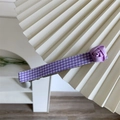 Elegante fermaglio per capelli a scacchi viola con rosa in nastro su sfondo crema - Quadri Viola