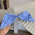 Detailansicht einer blau-weißen Gingham Stoffschleife mit weicher Baumwolltextur - Blau