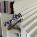 Dettaglio set fermacapelli con fiocco a quadri bianchi e neri e fiori di perle - Set Clip Laterale Plaid Nero