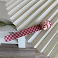 Fermaglio per capelli a quadretti rossi e bianchi con un fiore in seta rosa delicato - Quadretti Rossi