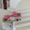 Dettaglio di fermagli per capelli a quadretti con fiocchi e fiori in metallo e perline - Set Clip Laterale Plaid Rosso