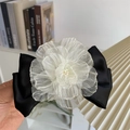Fermaglio per capelli con camelia in organza bianca e fiocco di raso nero - Clip a Molla Camelia (G1-039)