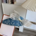 Pince à cheveux fleurie bleue avec nœud en organza blanc de style coréen - goutte / Goutte Bleu Clair