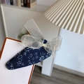 Pince à cheveux en tissu fleuri bleu avec un nœud en organza blanc sur carte - goutte / Goutte Bleu Foncé