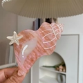 Detalle de pinza para el pelo rosa nacarado con forma de concha y estrella de mar blanca - Estilo Caracola Rosa