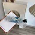 Pince à cheveux fleurie bleue avec nœud en organza blanc sur carte de présentation - Long Triangle / Triangle Bleu Clair