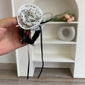 Dettaglio dell'elastico per capelli floreale a pois con nastro nero e ciondolo a perla - Elastico per Capelli a Pois Bianco / Bianco