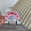 Detalle de una pinza para el cabello de acetato con patrón de mosaico rosa - Pinza de Seta Rosa