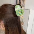 Détail d'une pince à cheveux en acétate en forme d'esquimau au kiwi sur modèle - Pince Crabe Glace au Kiwi