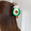 Gros plan d'une pince à cheveux avocat en acétate portée sur de longs cheveux bruns - Pince Crabe Glace à l'Avocat