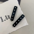 Détail de deux pinces à cheveux noires en acétate avec perles métalliques argentées - Pince à Cheveux Argentée