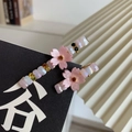 Detail van roze kersenbloesem haarspeldjes met sprankelende kralen en bloemvormen - Roze Bloemenclip Collectie