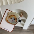 Detail einer süßen Acryl-Haarklammer mit Katzen-Toast-Motiv auf Verpackungskarte - Toasthut Katze