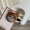 Nahaufnahme einer süßen Acryl-Katze mit Bärenmütze auf einer Haarspange aus Metall - Bärenhut Katze