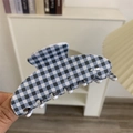 Dettaglio ravvicinato della molletta per capelli a scacchi blu e bianchi in acetato - Quadri Blu