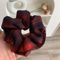 Chouchou classique à carreaux rouges et noirs avec texture douce d'automne pour femmes - Chouchou à Carreaux Rouges