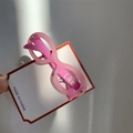Dettaglio molletta per capelli rosa glitterata a forma di occhiali con scritta Like - Rosa
