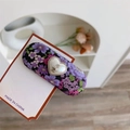 Détail de la pince à cheveux BB à fleurs mauves avec breloque cœur argentée et strass - Fleur Violette
