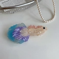 Gedetailleerde macro van haarklem in de vorm van een betta vis met blauw paars marmer effect - Blauw Paars Betta Vis Haarklem