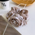 Dettaglio dell'elastico in velluto champagne con fiore rosa e catena di perle raffinata - Cappello beige con fiori