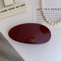 Détail de la barrette ovale bordeaux avec lettrage doré et accessoires en perles - Bordeaux