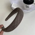 Details eines braunen gepolsterten Twill-Stirnbands mit Stoffstruktur und dickem Schwamm - Hellbraun Streifen Stirnband