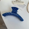 Detailansicht der Haarspange mit blauem Denimmuster und Sternen- und Herzmotiven zum Stylen - Bogenförmiger Clip / Denim Blue Heart Print