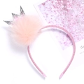 Nahaufnahme eines rosa Glitzer-Hairreifs mit flauschigem Pompon und silberner Krone - Krone Pelzball Stirnband
