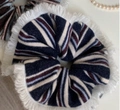 Gestreepte gebreide scrunchie met franjes in marineblauw, wit en roodbruine strepen - Gestreepte Blauw en Wit