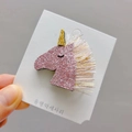 Detailansicht einer glitzernden Einhorn-Haarklammer in Pink mit goldenem Horn und Seide - Rosa Lila Einhorn Klammer