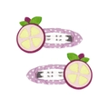 Dettaglio di due fermagli per capelli viola a pois con motivi di frutta e glitter fini - Stile Mangostano