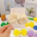 Gros plan de barrettes à nœuds en mousseline multicouches en plusieurs couleurs - Abricot Beige