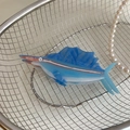 Pinza per capelli a pesce spada in acetato blu presentata in un cestino d'argento - Molla per Capelli Pesce Spada