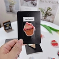Pince à cheveux cupcake faite main avec crème rose et cœur sur carte de présentation - Gâteau Rose Daim