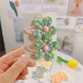 Détail de pinces à cheveux fleurs en maille verte avec perles roses sur carte cadeau - Vert Foncé
