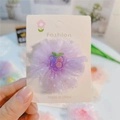 Détail d'une pince à cheveux fleur en dentelle violette avec mesh pailleté et sequins - Style Raisin Violet (5#)
