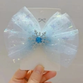 Detalle del lazo de pelo en encaje azul hielo con copo de nieve plateado y gema brillante - Azul
