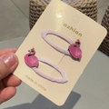 Gros plan de barrettes flamant rose en tissu pour enfants sur une carte de support - Design Flamant Rose
