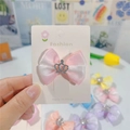 Détail du nœud en satin rose avec couronne argentée sur carte cadeau fleurie - Rose Dégradé