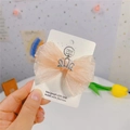 Détail de la pince à cheveux noeud en tulle rose avec couronne de strass brillants - Rose Orangé