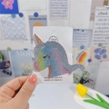 Détail d'une pince à cheveux licorne arc-en-ciel à paillettes avec corne dorée sur carte - Grande Licorne Fantôme Dégradée