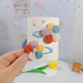 Nahaufnahme von Blumen-Haarspangen mit Cord-Blütenblättern und Perlen auf Karte - Bunte Blume Snap-Clip