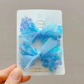 Dettaglio di fermagli per capelli a fiocco con paillettes blu su scheda espositiva - Blu (1 Paio)